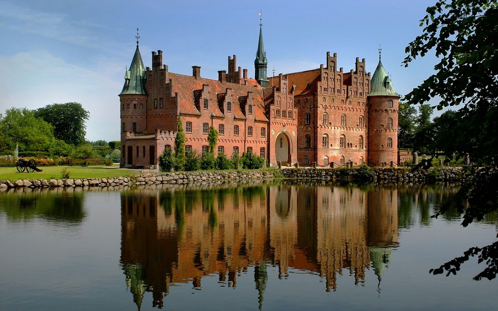 Egeskov Castle, Funen, Denmark jigsaw puzzle in Castles puzzles on TheJigsawPuzzles.com