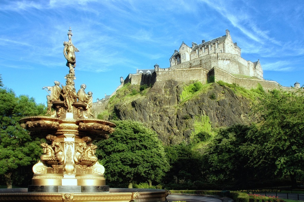 Edinburgh Castle from Princess Street Gardens jigsaw puzzle in Castles puzzles on TheJigsawPuzzles.com