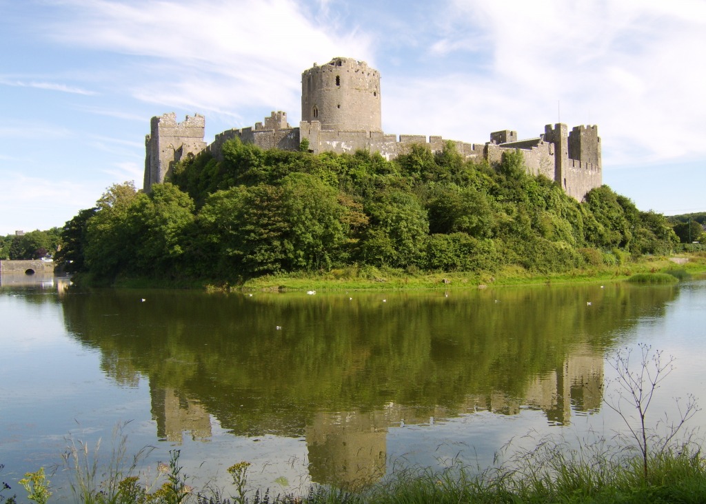 Pembroke Castle jigsaw puzzle in Castles puzzles on TheJigsawPuzzles.com