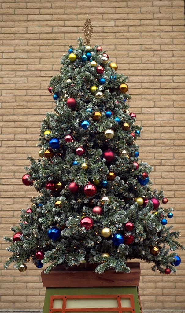 Tree in the Mall jigsaw puzzle in Christmas & New Year puzzles on TheJigsawPuzzles.com
