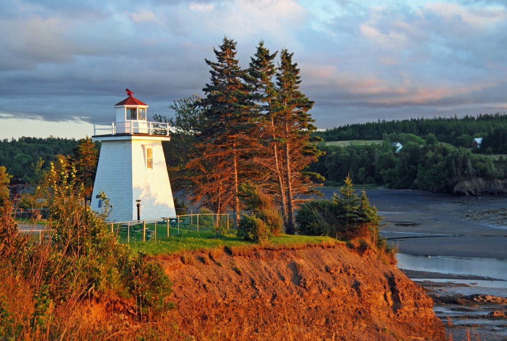 Walton Harbour Lighthouse jigsaw puzzle in Great Sightings puzzles on TheJigsawPuzzles.com