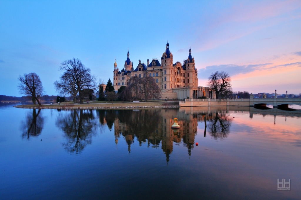 Schloss Schwerin, Germany jigsaw puzzle in Castles puzzles on TheJigsawPuzzles.com