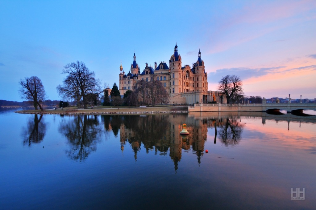 Schloss Schwerin, Germany jigsaw puzzle in Castles puzzles on TheJigsawPuzzles.com