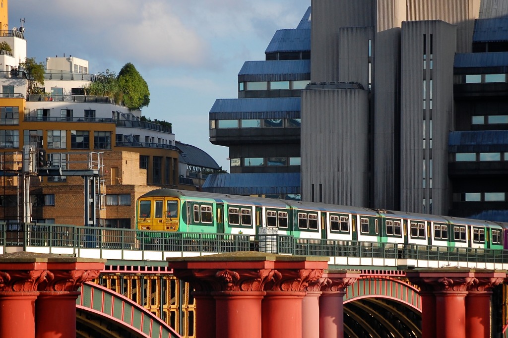 Blackfriars Bridge Train jigsaw puzzle in Bridges puzzles on TheJigsawPuzzles.com