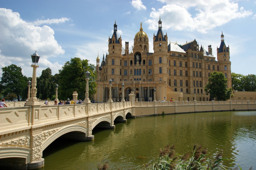 Schloss Schwerin, Germany jigsaw puzzle in Castles puzzles on TheJigsawPuzzles.com