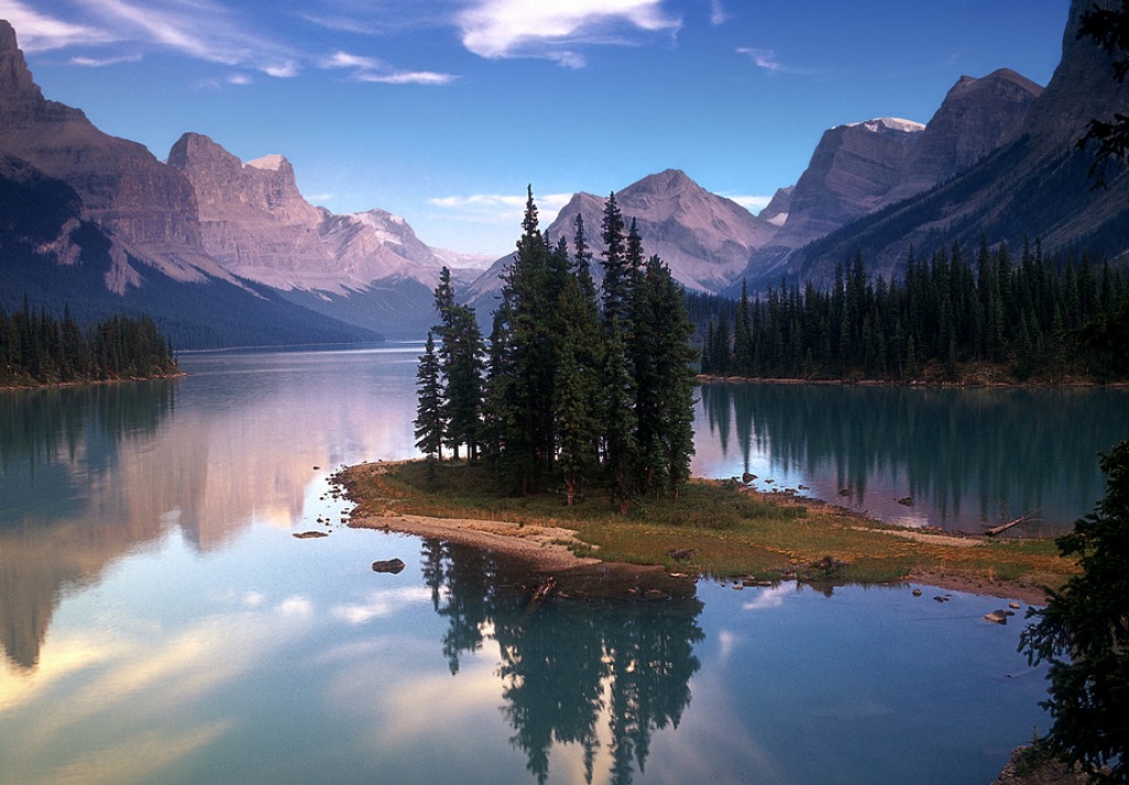 Spirit Island on Maligne Lake jigsaw puzzle in Great Sightings puzzles on TheJigsawPuzzles.com