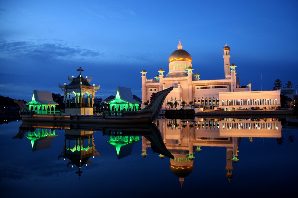 Sultan Omar Ali Saiffudin Mosque in Brunei jigsaw puzzle in Great Sightings puzzles on TheJigsawPuzzles.com