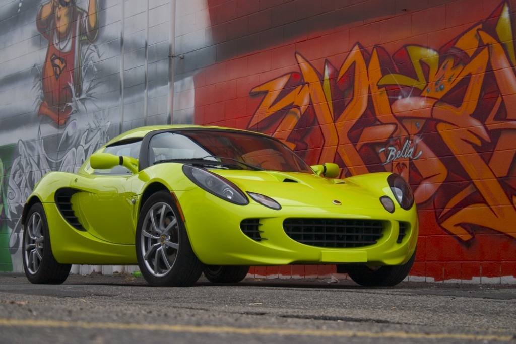 Lotus Elise & Graffiti Artwork jigsaw puzzle in Cars & Bikes puzzles on TheJigsawPuzzles.com