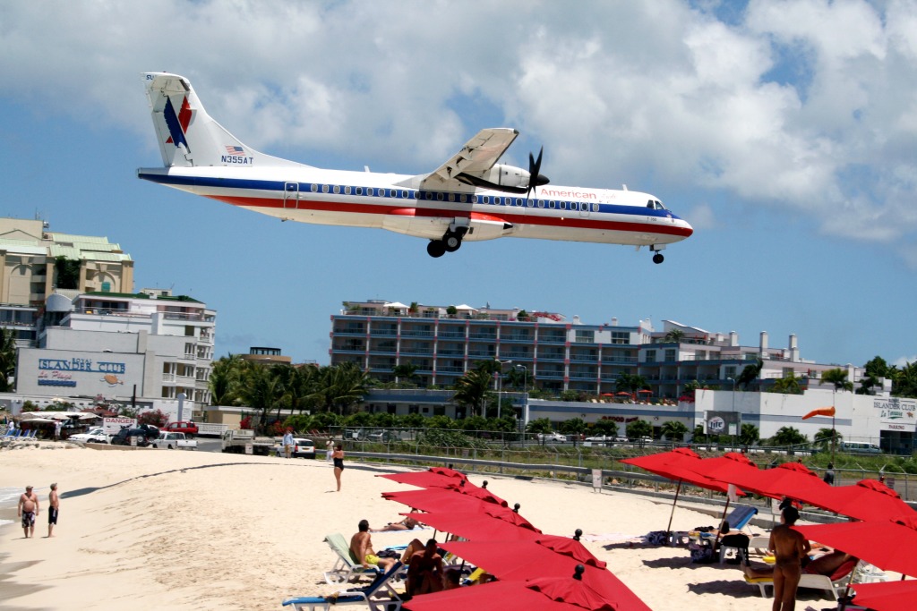 Saint Maarten International Airport jigsaw puzzle in Aviation puzzles on TheJigsawPuzzles.com