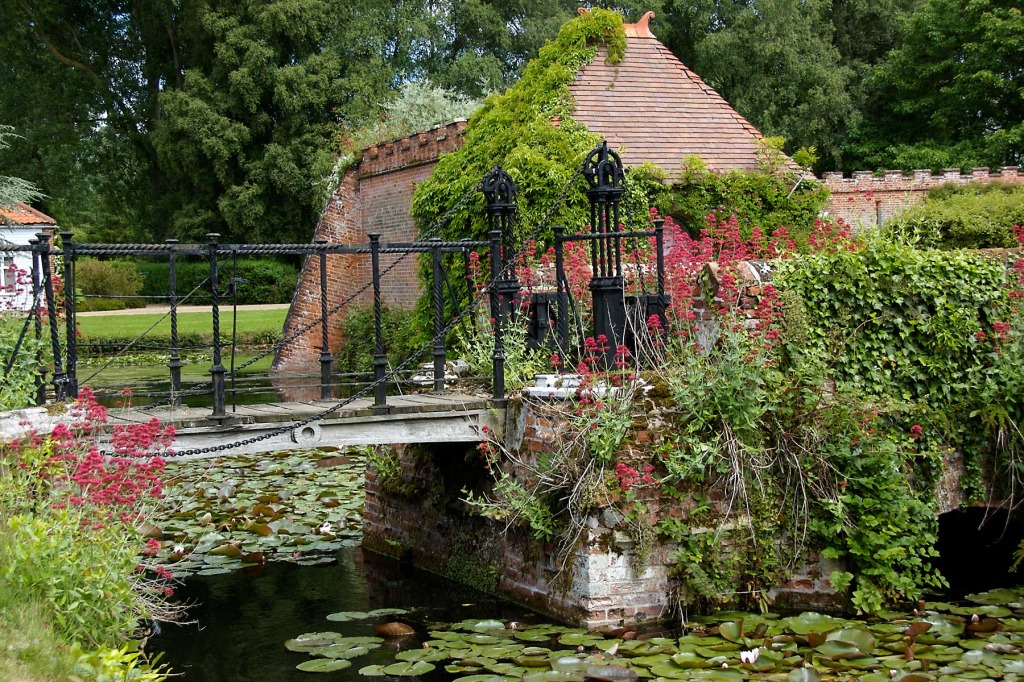 Drawbridge, Mannington Hall, Norfolk jigsaw puzzle in Bridges puzzles on TheJigsawPuzzles.com