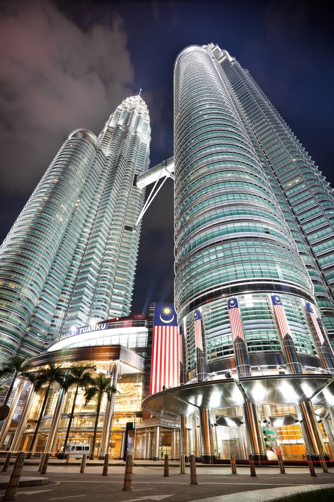 Malaysian Icon: Petronas Towers jigsaw puzzle in Street View puzzles on TheJigsawPuzzles.com