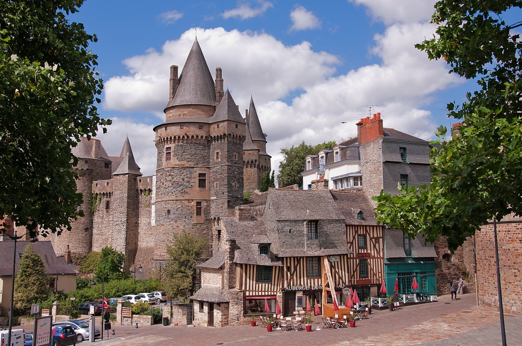 Vitré, France jigsaw puzzle in Castles puzzles on TheJigsawPuzzles.com