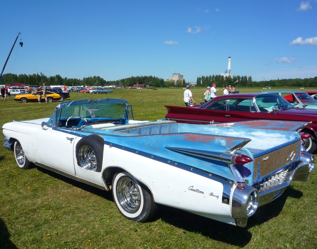 Custom Cadillac Eldorado Biarritz jigsaw puzzle in Cars & Bikes puzzles on TheJigsawPuzzles.com