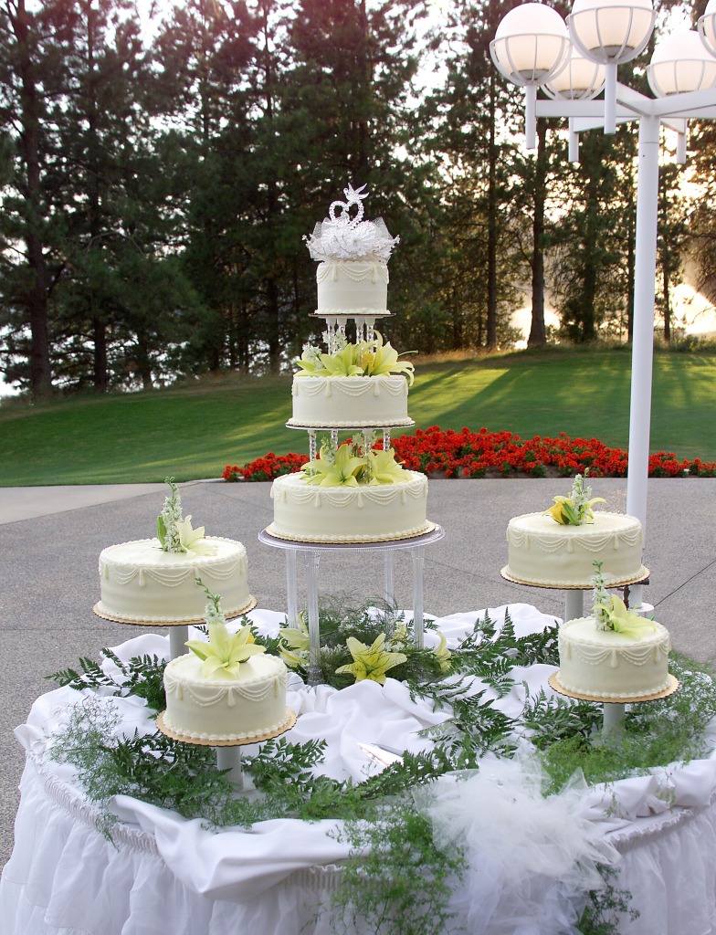 Gorgeous Wedding Cakes jigsaw puzzle in Food & Bakery puzzles on TheJigsawPuzzles.com