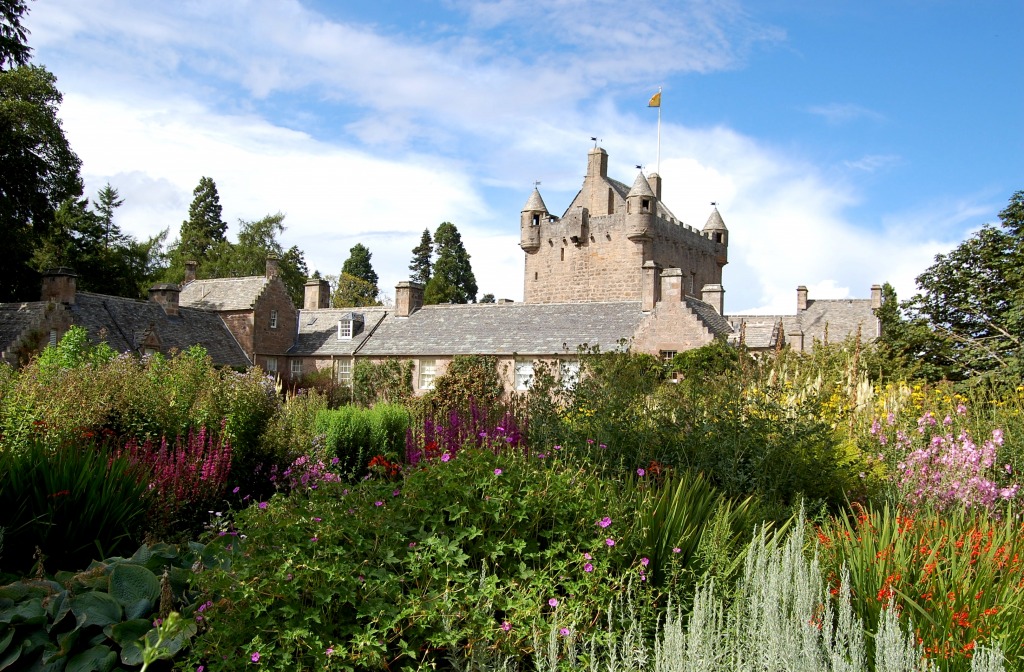 Cawdor Castle, Scotland jigsaw puzzle in Castles puzzles on TheJigsawPuzzles.com