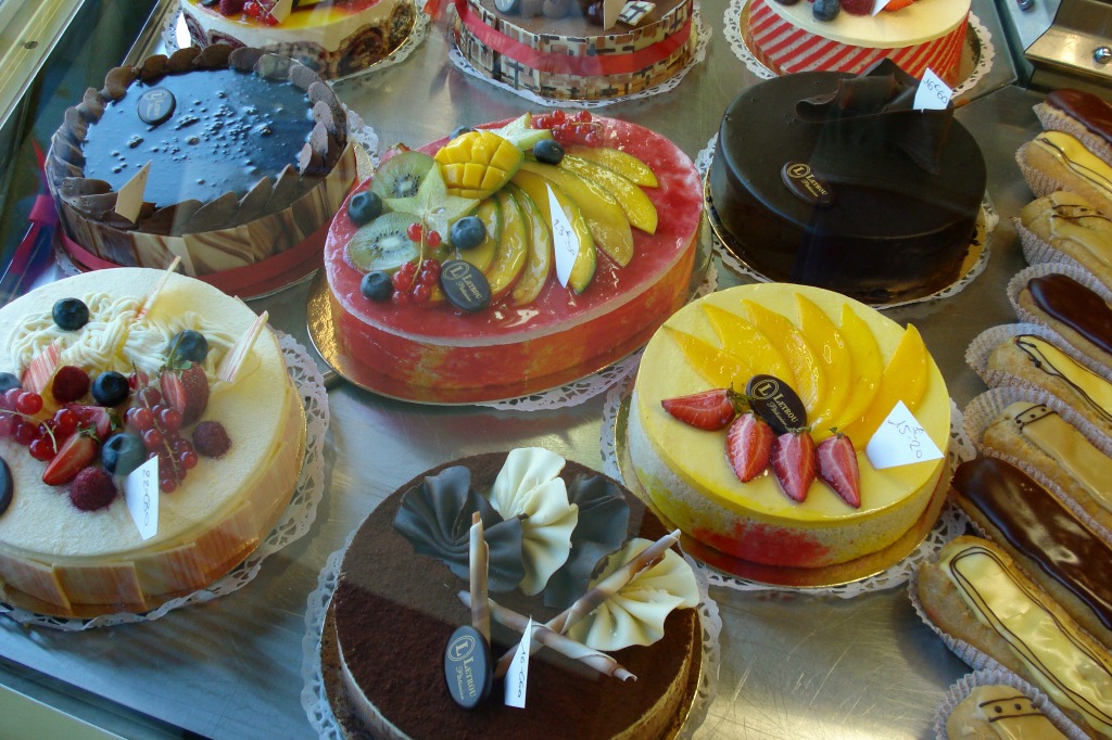 Cakes in Châlons-en-Champagne jigsaw puzzle in Food & Bakery puzzles on TheJigsawPuzzles.com