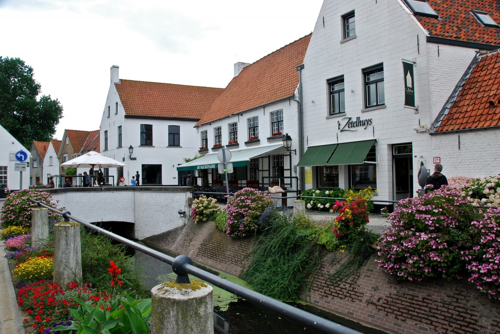 White Houses in Lissewege, Belgium jigsaw puzzle in Street View puzzles on TheJigsawPuzzles.com