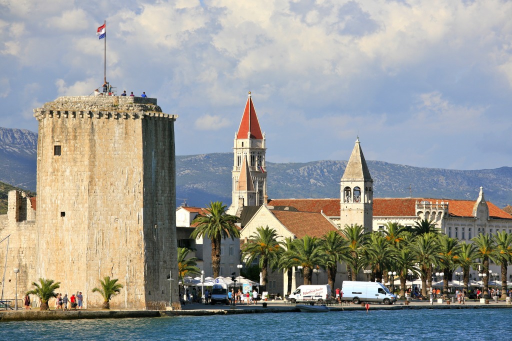 City of Trogir and Kamerlengo Castle jigsaw puzzle in Castles puzzles on TheJigsawPuzzles.com