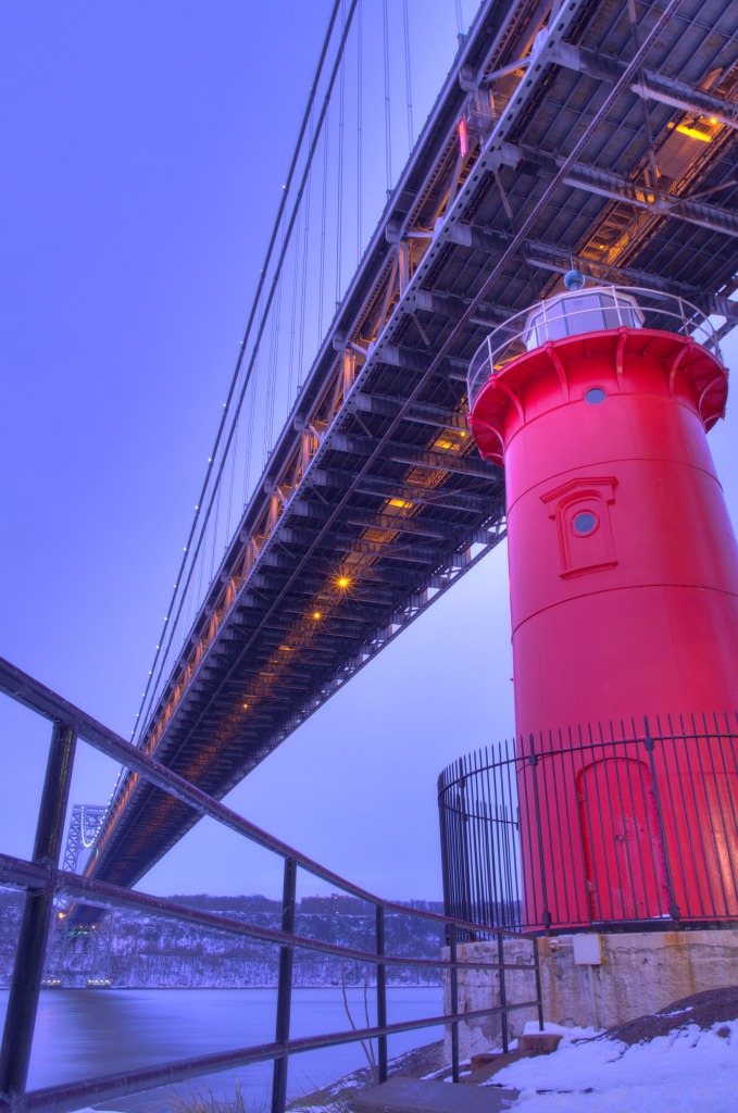 Lighthouse beneath the George Washington Bridge jigsaw puzzle in Bridges puzzles on TheJigsawPuzzles.com