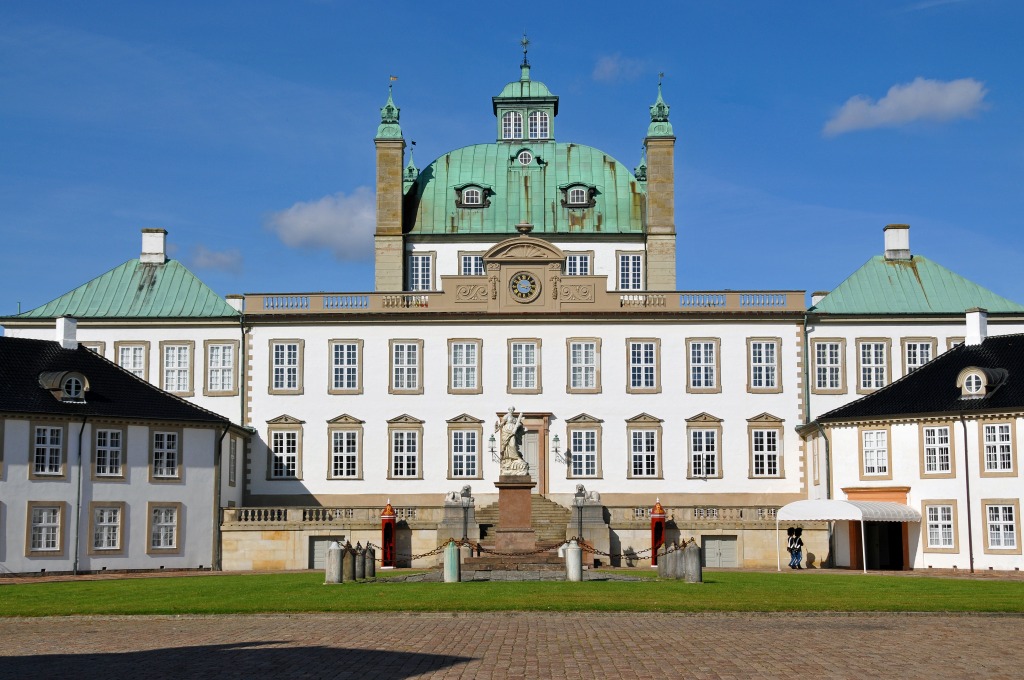 Fredensborg Palace, Denmark jigsaw puzzle in Castles puzzles on TheJigsawPuzzles.com