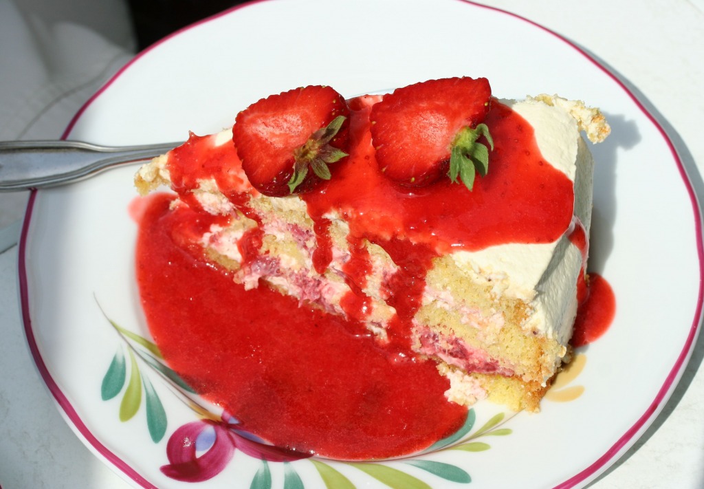 Strawberry Cake jigsaw puzzle in Food & Bakery puzzles on TheJigsawPuzzles.com