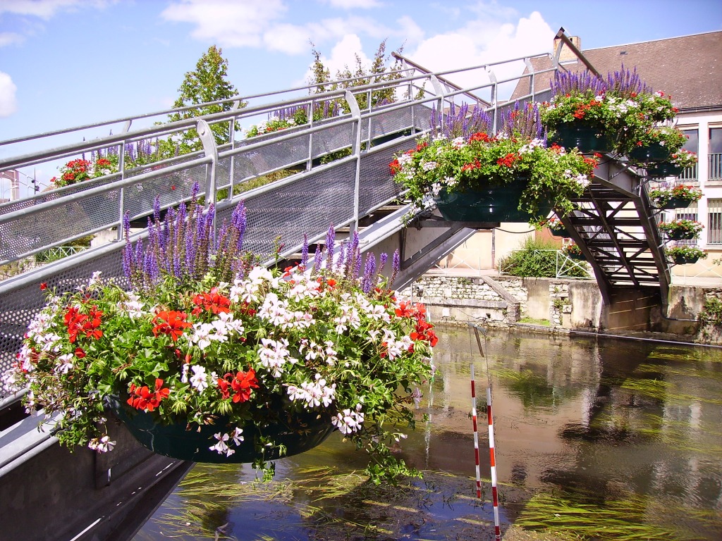 Flowery Bridge in Cosne-Cours-sur-Loire, France jigsaw puzzle in Bridges puzzles on TheJigsawPuzzles.com