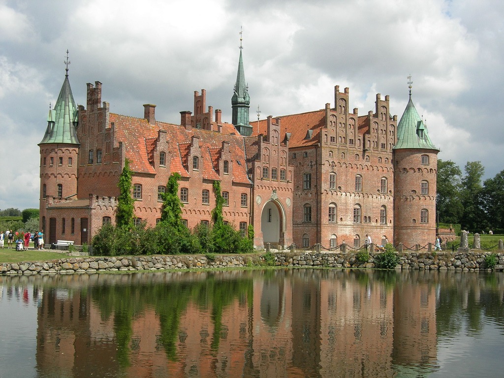 Egeskov Castle, Denmark jigsaw puzzle in Castles puzzles on TheJigsawPuzzles.com