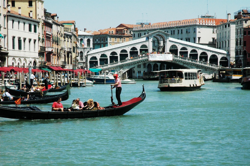Gondola and the Rialto Bridge, Venice jigsaw puzzle in Bridges puzzles on TheJigsawPuzzles.com