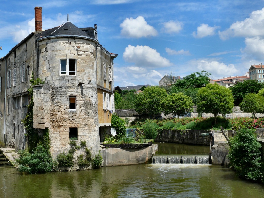 Bains Juin, Niort, France jigsaw puzzle in Street View puzzles on TheJigsawPuzzles.com