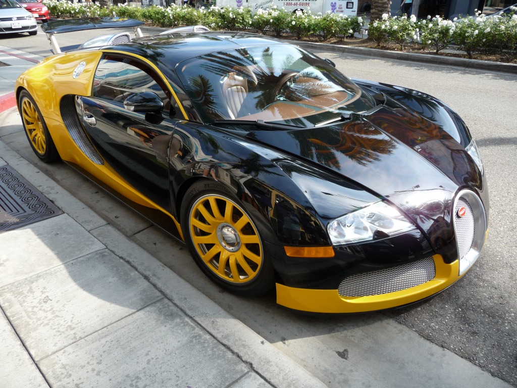 Bugatti Veyron on Rodeo Drive, Hollywood jigsaw puzzle in Cars & Bikes puzzles on TheJigsawPuzzles.com