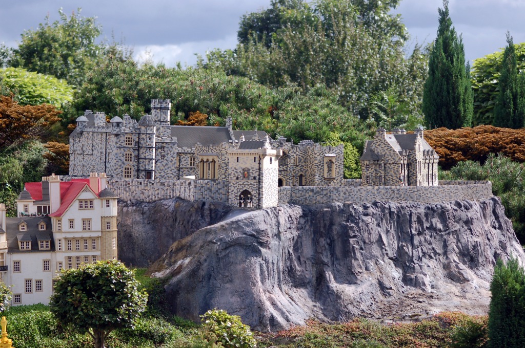 Edinburgh Castle in Legoland Windsor Park jigsaw puzzle in Castles puzzles on TheJigsawPuzzles.com