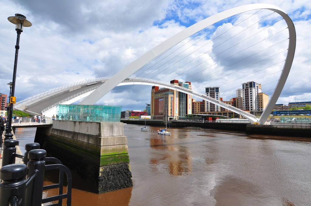 Gateshead Millennium Bridge, Newcastle, England jigsaw puzzle in Bridges puzzles on TheJigsawPuzzles.com