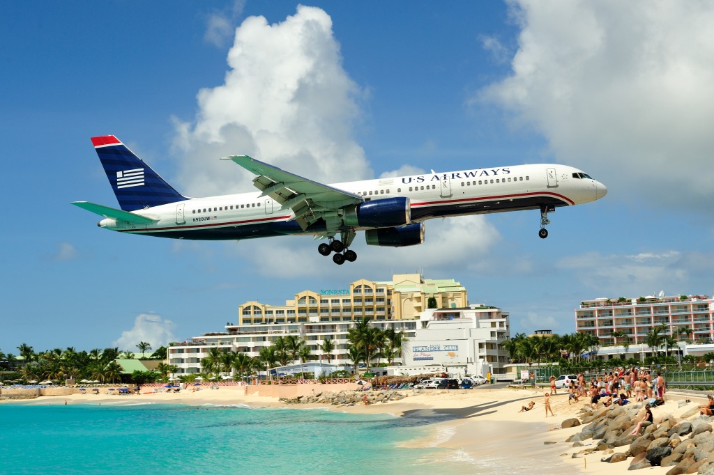 Approaching St. Maarten International Airport jigsaw puzzle in Aviation puzzles on TheJigsawPuzzles.com