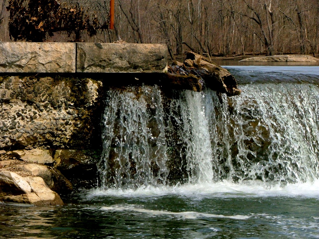 Water Cascading over a Dam jigsaw puzzle in Waterfalls puzzles on TheJigsawPuzzles.com