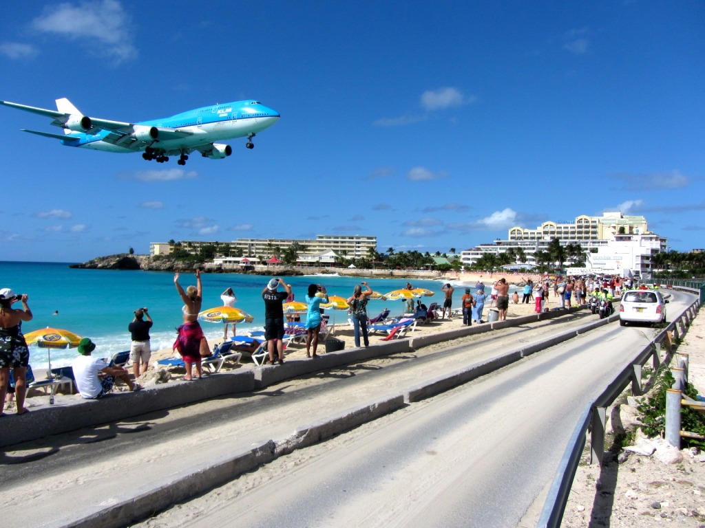 Landing Over Maho Bay Beach, St. Martin jigsaw puzzle in Aviation puzzles on TheJigsawPuzzles.com