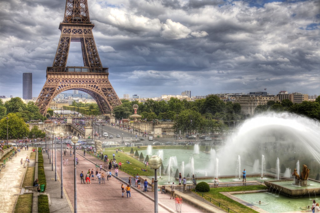 Eiffel Tower with Trocadero Fountains jigsaw puzzle in Waterfalls puzzles on TheJigsawPuzzles.com