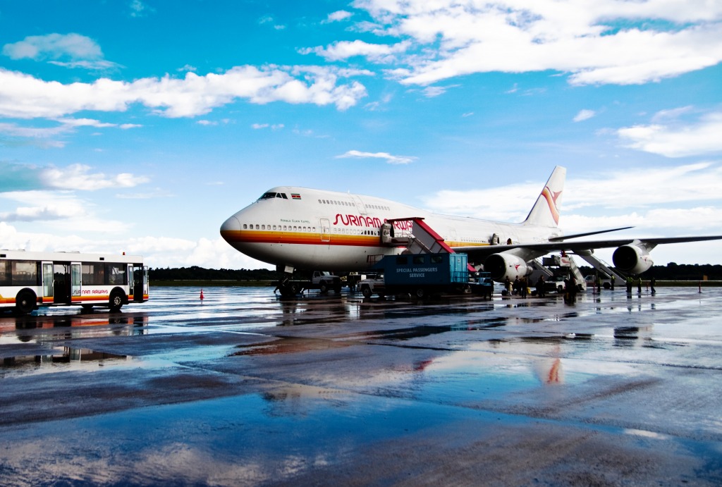 Surinam Airways jigsaw puzzle in Aviation puzzles on TheJigsawPuzzles.com