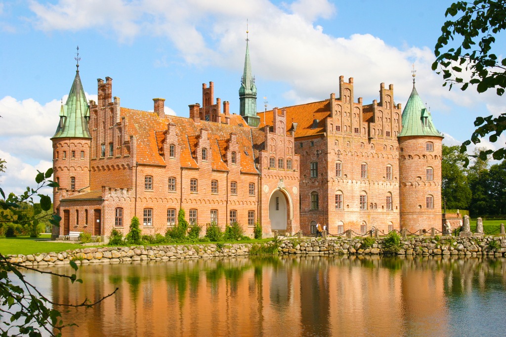 Egeskov Castle, Denmark jigsaw puzzle in Castles puzzles on TheJigsawPuzzles.com