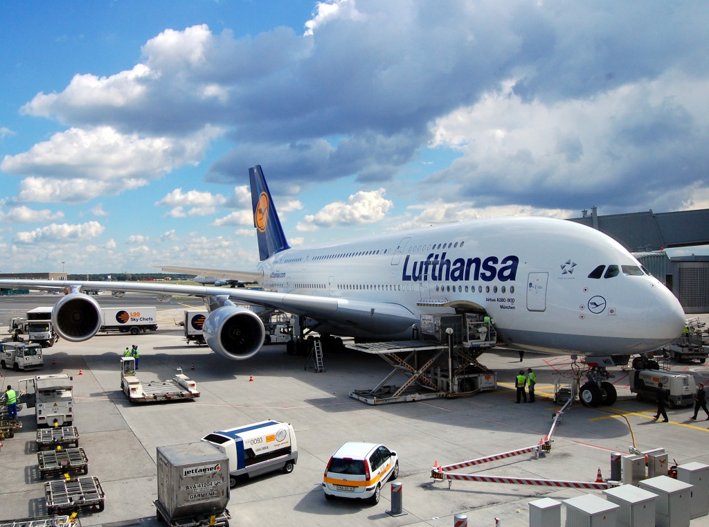 Airbus A380-800 Lufthansa jigsaw puzzle in Aviation puzzles on TheJigsawPuzzles.com