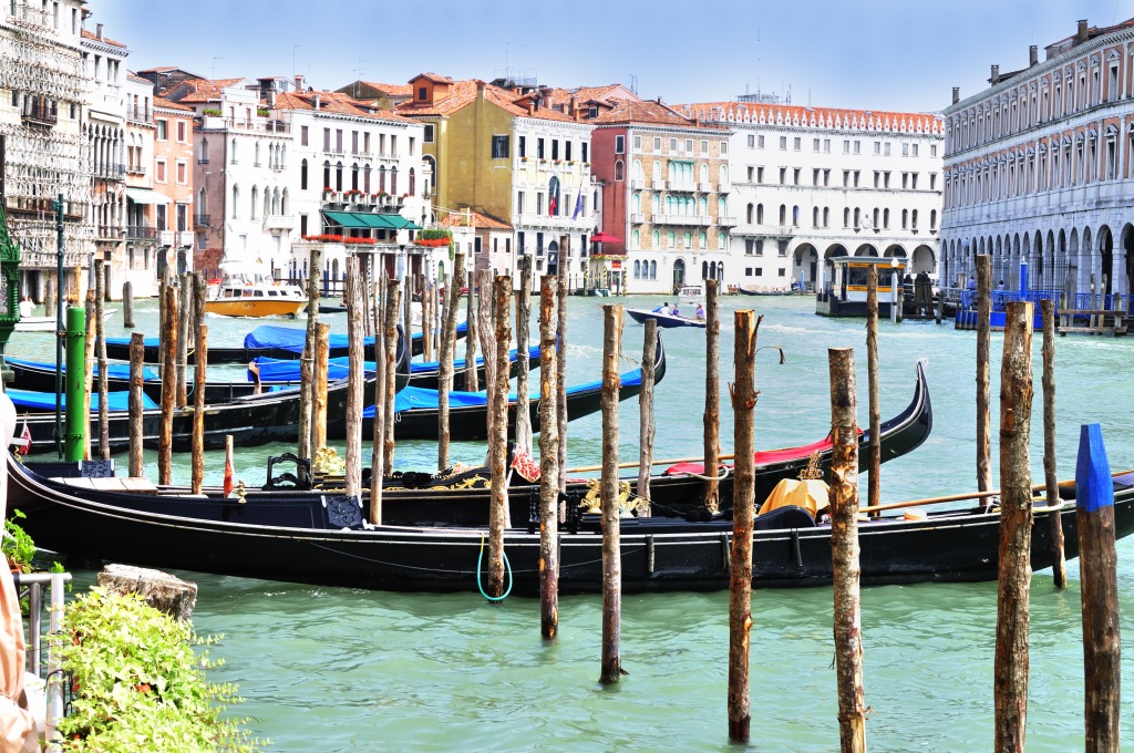 Gondolas at Hotel Ca' Sagredo, Venice jigsaw puzzle in Street View puzzles on TheJigsawPuzzles.com