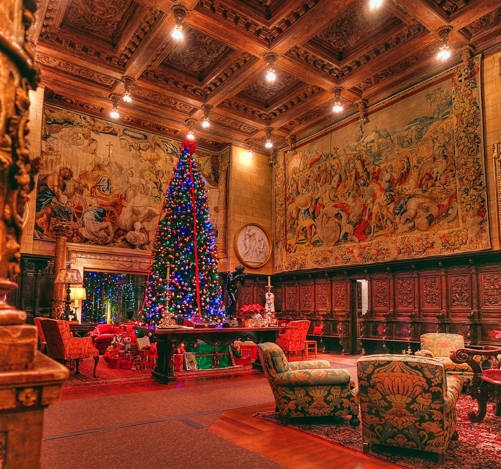 Christmas at the Hearst Castle jigsaw puzzle in Christmas & New Year puzzles on TheJigsawPuzzles.com