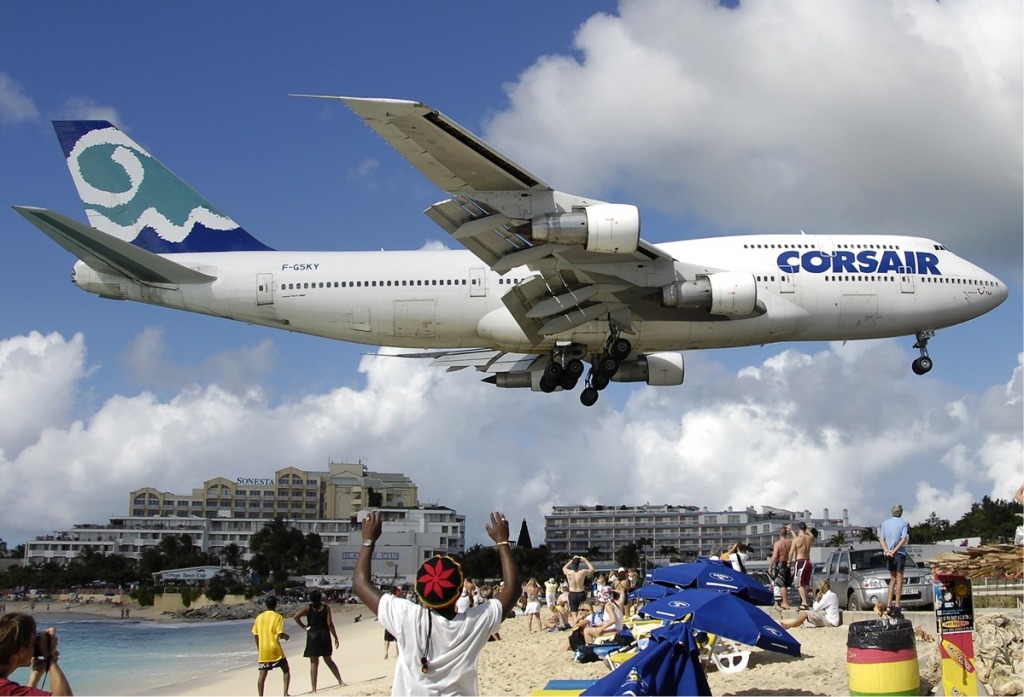 Boeing 747-300 Landing in Sint Maarten jigsaw puzzle in Aviation puzzles on TheJigsawPuzzles.com