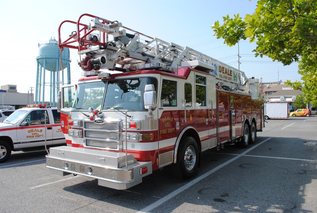 Deale Volunteer Fire Department Ladder Truck jigsaw puzzle in Cars & Bikes puzzles on TheJigsawPuzzles.com