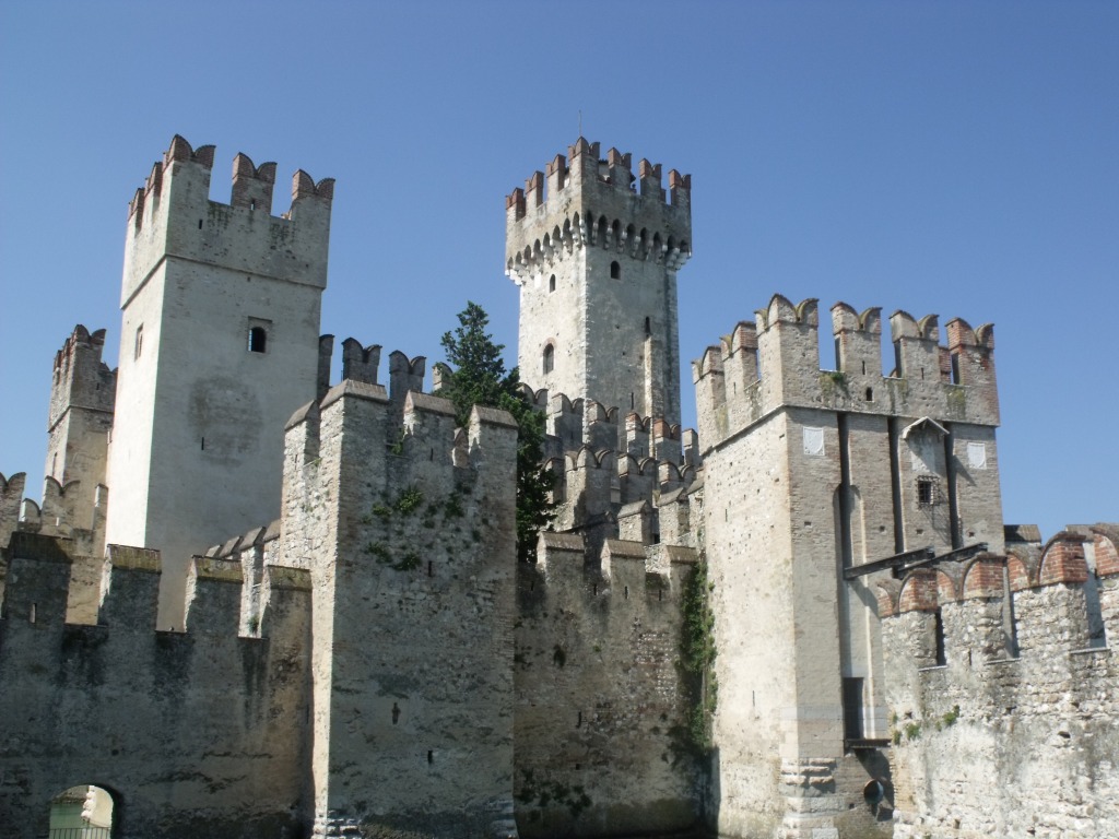 Castello Scaligero, Sirmione, Italy jigsaw puzzle in Castles puzzles on TheJigsawPuzzles.com