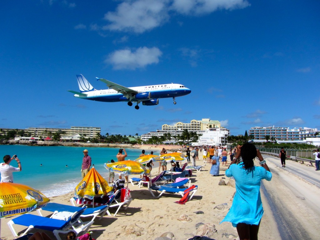 United Airlines Plane over Maho Beach jigsaw puzzle in Aviation puzzles on TheJigsawPuzzles.com