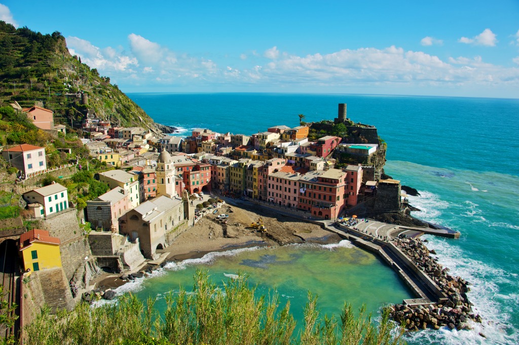 Vernazza, Cinque Terre, Italy jigsaw puzzle in Great Sightings puzzles on TheJigsawPuzzles.com