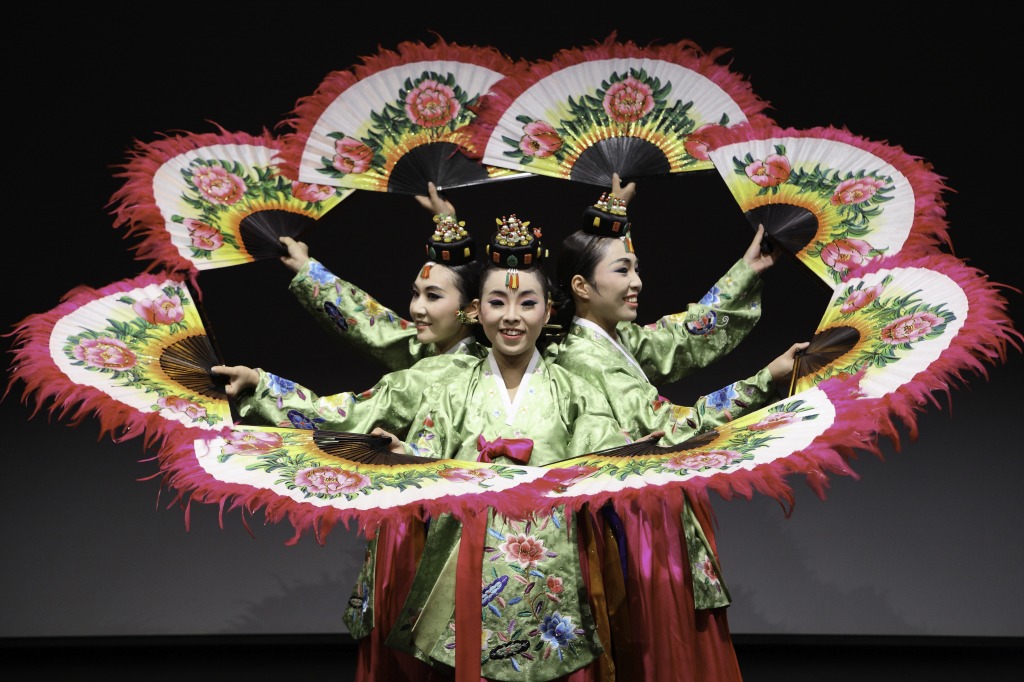 Traditional Korean Dance jigsaw puzzle in People puzzles on TheJigsawPuzzles.com
