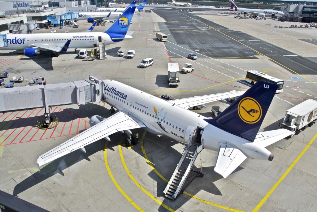 Lufthansa Airbus at the Frankfurt Airport jigsaw puzzle in Aviation puzzles on TheJigsawPuzzles.com