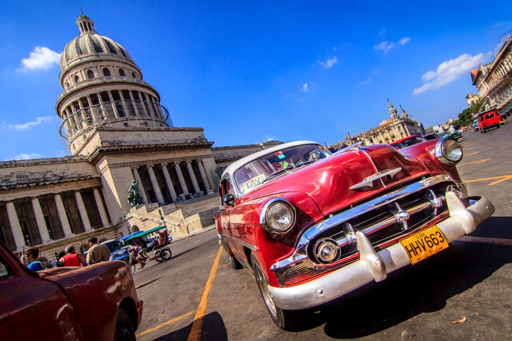 Havana Streets and Classic Cars jigsaw puzzle in Cars & Bikes puzzles on TheJigsawPuzzles.com