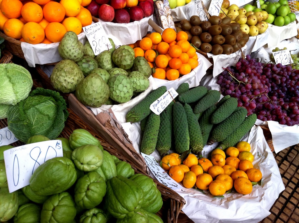 Fruit & Vegetable Market in Portugal jigsaw puzzle in Fruits & Veggies puzzles on TheJigsawPuzzles.com